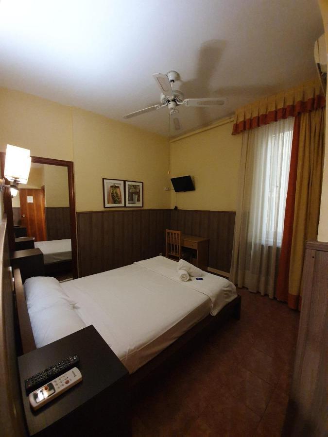 Hostal Oporto Madrid Exterior foto